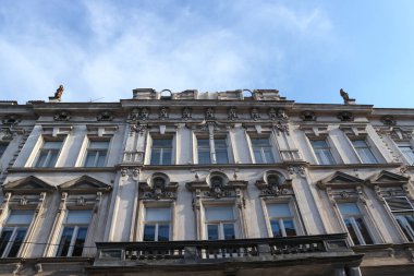 Zagreb / Hırvatistan-21 Nisan 2020: Şehir merkezindeki eski binanın ön cephesi, çatının bir kısmını yıkan ve zemini süsleyen şiddetli deprem sonucu hasar gördü