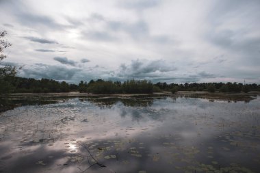 Zagreb kenti yakınlarındaki tenha göl üzerinde yağmur bulutları yaklaşıyor