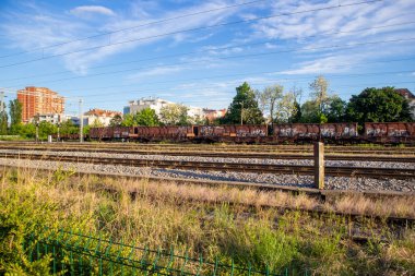 Zagreb, Hırvatistan-5 Mayıs 2020: Corona virüsünün Zagreb 'de kitlendiği sırada tren vagonları boş ve kargo taşımacılığı ve toplu taşıma araçları da dahil olmak üzere park halindeydi