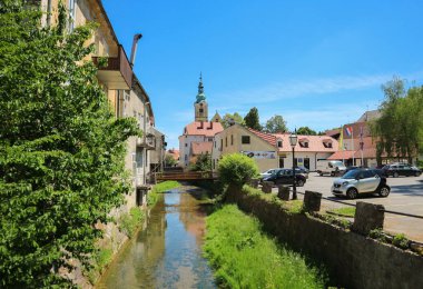 Hırvatistan, Zagreb, St. Anastasia kilisesi ve şehir merkezinden akan Gradna deresi yakınlarındaki küçük Samobor kasabası