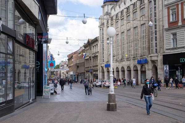 Zagreb, Hırvatistan-2 Mayıs 2020: Hırvatistan korona virüsü kısıtlayıcı tedbirlerini hafifletirken, insanlar hala deprem sonrasında hasar gören binaların etrafında dikkatli bir şekilde dolaşıyorlar