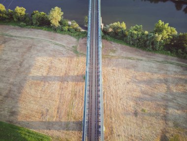 Zagreb kentinin dışındaki Sava Nehri 'ni aşan eski demiryolu köprüsü, etrafı tarım yüzeyleri ve ekin tarlalarıyla çevrili.