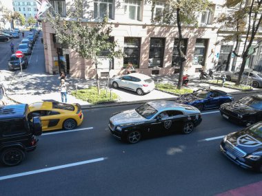 Zagreb, Hırvatistan-27 Ağustos 2020: Lüks otomobillerden oluşan seçkin bir karavan, Pembe Kanat, Zagreb şehir merkezinden geçiyor