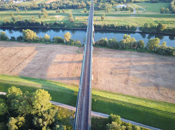 Tren Ferrocarril Que Pasa Por Terraplén Del Río Sava Fotografiado — Foto de Stock