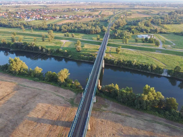 Tren Ferrocarril Que Pasa Por Río Sava Campos Agrícolas Verdes — Foto de Stock