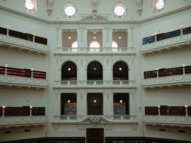 Melbourne, Victoria / Avustralya - 9 Ocak 2020: Victoria Eyalet Kütüphanesi 'ndeki La Trobe okuma salonunun içi