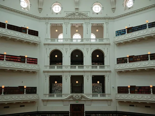 Melbourne, Victoria / Avustralya - 9 Ocak 2020: Victoria Eyalet Kütüphanesi 'ndeki La Trobe okuma salonunun içi