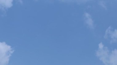 Derin mavi gökyüzünde hareket eden bulutlar için hızlandırılmış video görüntüleri. Zaman atlamalı Kaotik veya gürültülü bulut görüntüsü. Başlangıçta çok az bulut vardır ve sonunda ağır bulutlar belirir..
