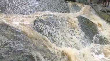 Şelale yavaş çekimde kapanır. Şelaleden gelen su yavaş çekimde kayalara akıyor.