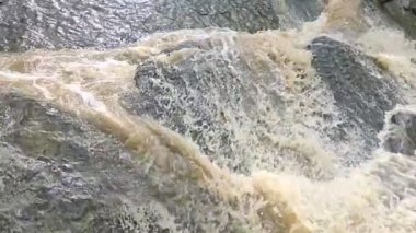 Şelale yavaş çekimde kapanır. Şelaleden gelen su yavaş çekimde kayalara akıyor.