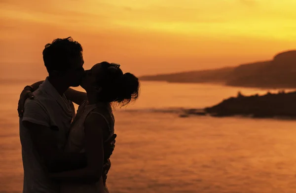 Retrato Beijo Jovem Casal Watchnig Pôr Sol — Fotografia de Stock