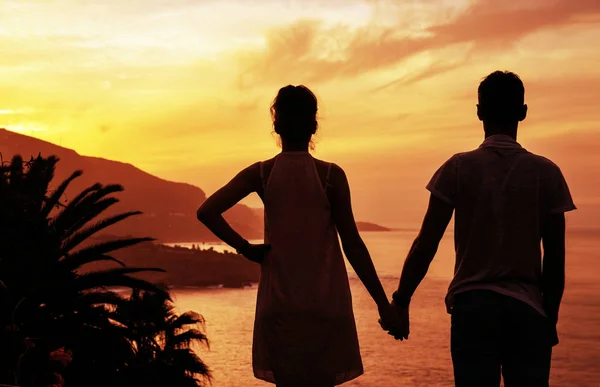 Fröhliches Paar Beim Betrachten Eines Wunderschönen Tropischen Sonnenuntergangs — Stockfoto