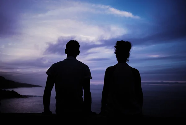 若いカップルのシルエットと嵐の風景 — ストック写真