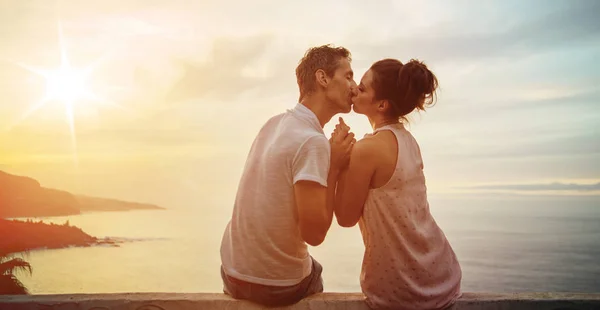 Retrato Una Joven Pareja Besándose Mirando Una Puesta Sol —  Fotos de Stock