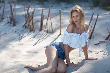 Şehvetli kadın sıcak kum üzerinde rahatlatıcı