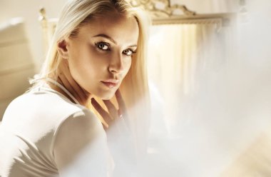 Mükemmel cilt ile zarif bir sarışın Bayan portresi