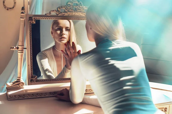 Elegante Donna Bionda Che Guarda Suo Specchio Riflesso — Foto Stock