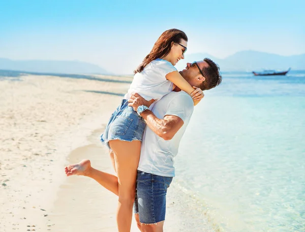 Retrato de um jovem casal relaxando na praia — Fotografia de Stock