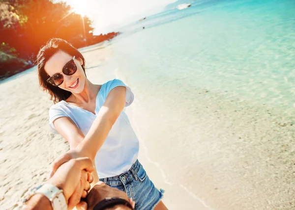 Młody, wesoły para relaksujący na tropikalnej plaży — Zdjęcie stockowe