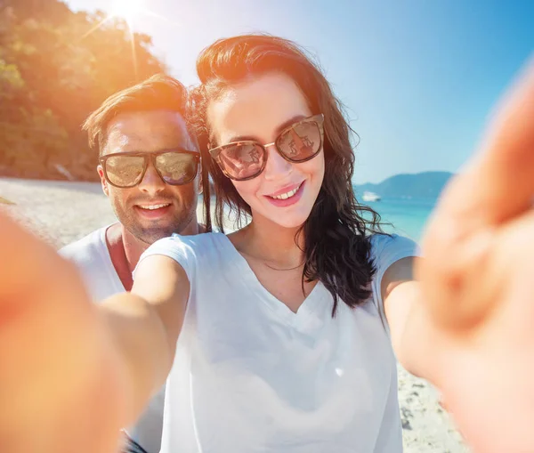 Jovem e alegre casal relaxante em uma praia tropical — Fotografia de Stock