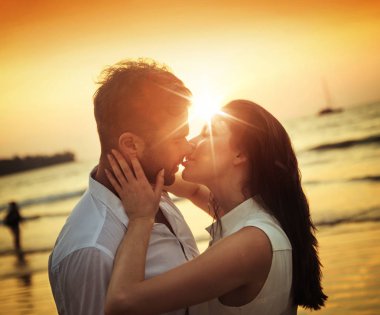Bir sıcak, tropik sahilde öpüşme Romantik Çift