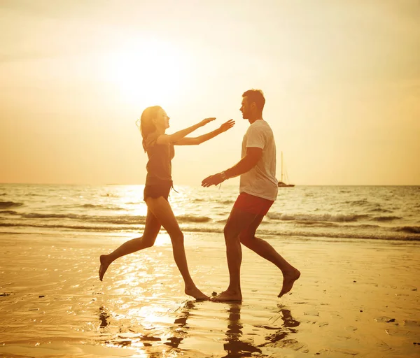 Junges, romantisches Paar beim Kuscheln am tropischen Strand — Stockfoto