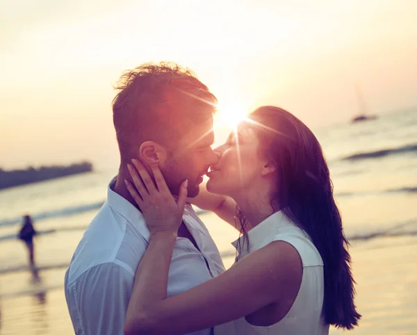 Romantisches Paar küsst sich an einem heißen, tropischen Strand — Stockfoto