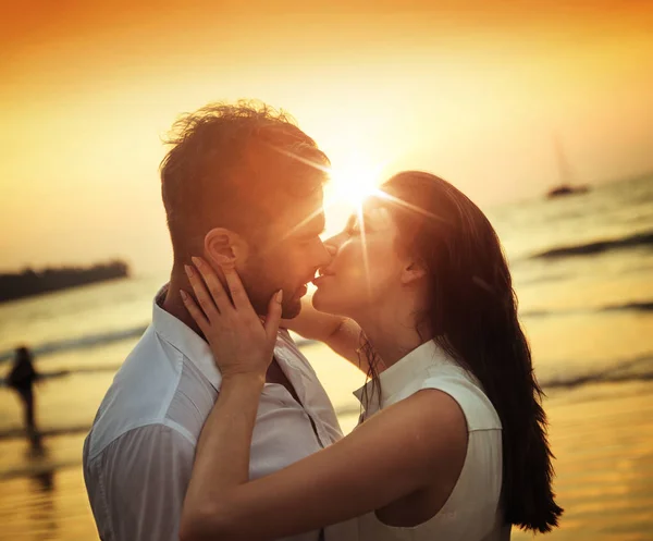 Romantische paar kussen op een warme, tropische strand — Stockfoto