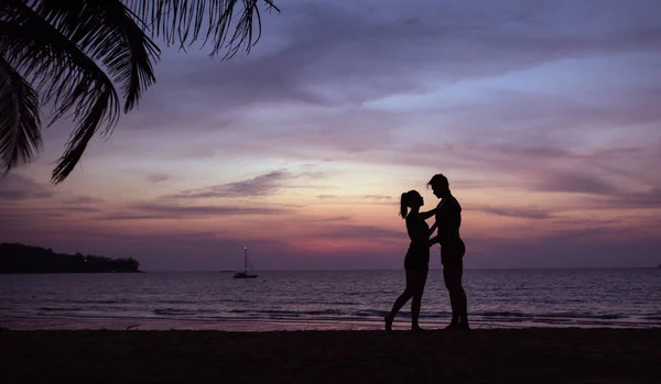 Romantyczny portret para przytulanie na tropikalny brach - słońc — Zdjęcie stockowe