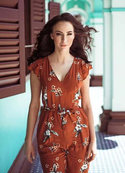 Neşeli, büyüleyici bir bayanın portresi