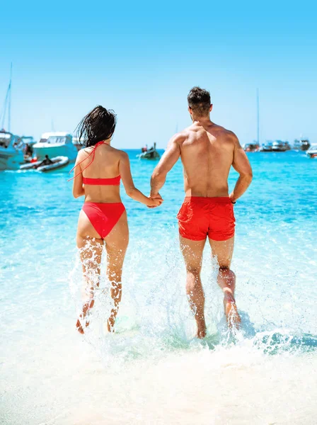 熱帯のビーチで過ごす若い魅力的なカップル — ストック写真
