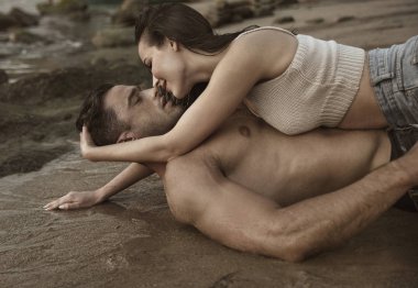 Tropik bir plajda romantik çift