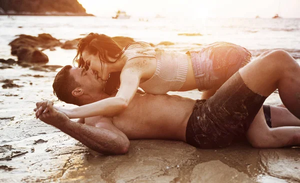 Romantisch paar op een tropisch strand — Stockfoto