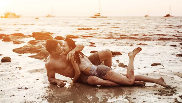 Ρομαντικό ζευγάρι σε μια τροπική παραλία — Φωτογραφία Αρχείου