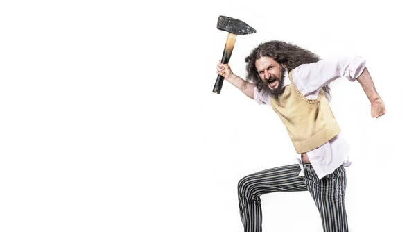 Retrato de un nerd enojado sosteniendo un hacha — Foto de Stock