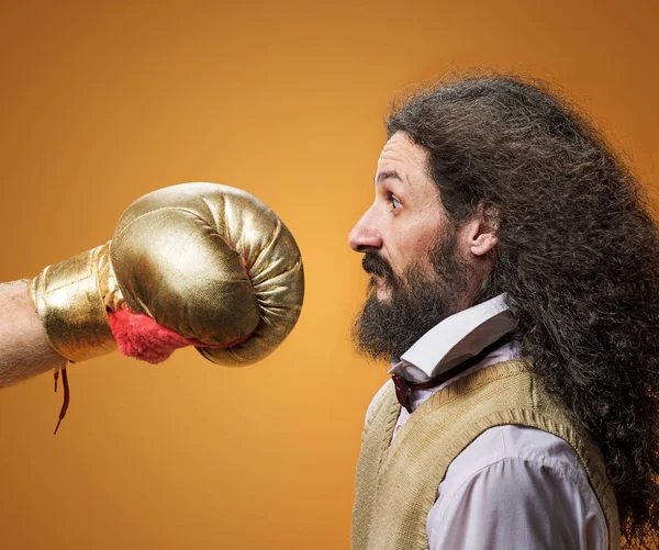 Retrato de um nerd magro sendo socado — Fotografia de Stock