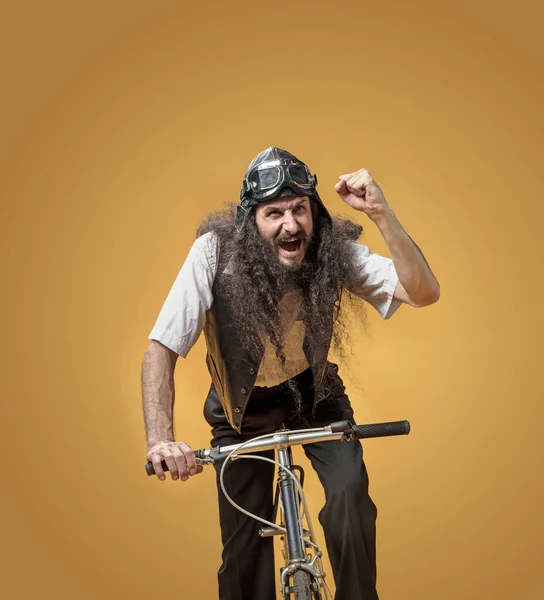 Retrato de um ciclista nerd fazendo um gesto de vitória — Fotografia de Stock