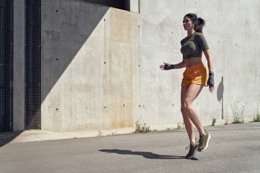 Esmer, şehvetli bir kadının portresi esneme hareketlerini yapıyor.