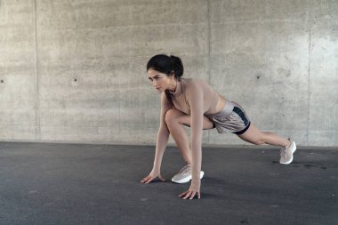 Esmer, şehvetli bir kadının portresi esneme hareketlerini yapıyor.