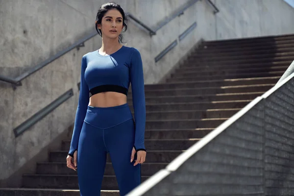 Retrato Uma Mulher Morena Vestindo Traje Treino Moderno — Fotografia de Stock