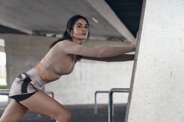 Esmer bir kadının portresi eğitime hazırlanıyor.