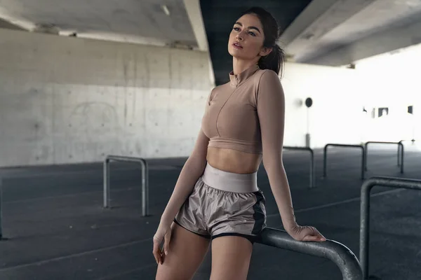 Portrait Une Femme Brune Portant Survêtement Entraînement Moderne — Photo