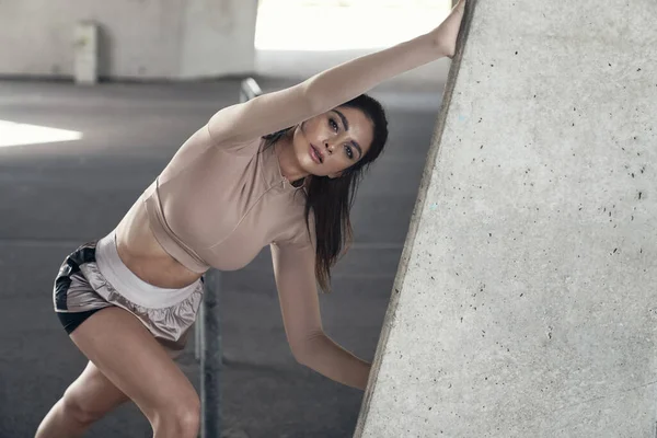 Retrato Una Mujer Morena Con Moderno Chándal Entrenamiento —  Fotos de Stock