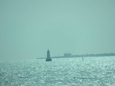 Gölün ortasında deniz feneri