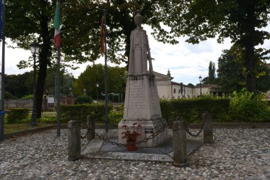 Heykeltıraş Grazioso Spazzi tarafından 1867 yılında dikilmiş bir anıt. İtalyan birleşme hareketine katıldıkları için 1821 'de idam edilen yerel Carbonari' yi onurlandırıyor..