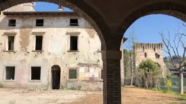 Borghetto sul Mincio, Veneto ve Lombardy arasında yer alan küçük bir ortaçağ köyüdür. video