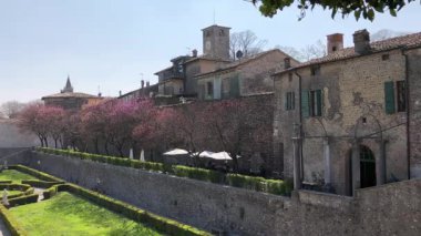 Volta Mantovana 'da İtalyan bahçesi ve heykeli. Yüksek kaliteli video