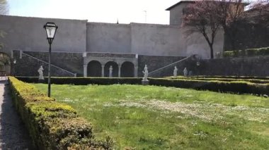 Volta Mantovana 'da İtalyan bahçesi ve heykeli. Yüksek kaliteli video