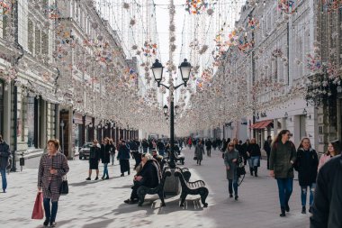 Moskova, Rusya - 12 Nisan 2018: Nikolskaya sokak görünümünü.
