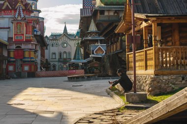 Moscow, Rusya Federasyonu - 13 Nisan 2018: Bir turist, Rusya'nın Moskova Izmailovsky Kremlin oturuyor